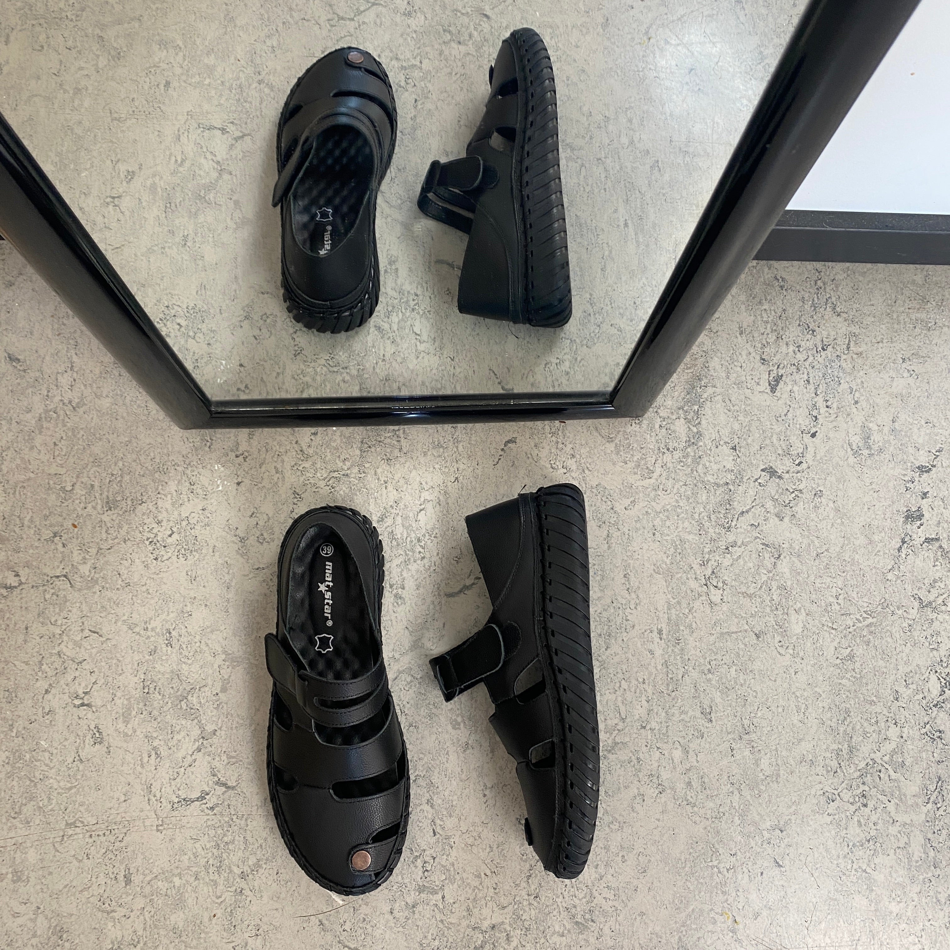 Svart komfortsandal med stängd tå och flexibel sula