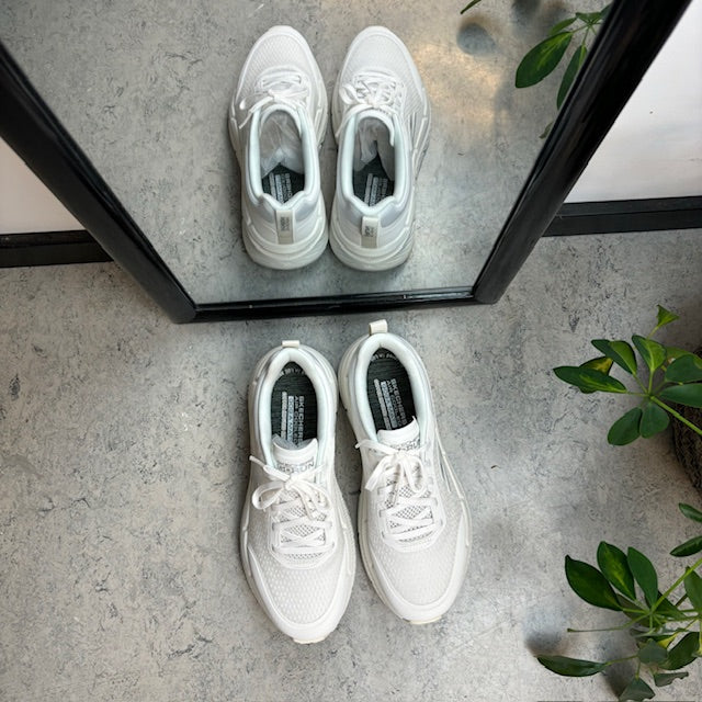 Andningsbar vit MaxCushioning-sko från Skechers