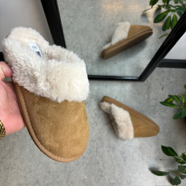 Bruna slip-on-tofflor med bred passform