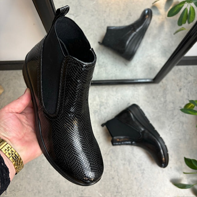 Elegant svart lackstövel med bred elastisk öppning