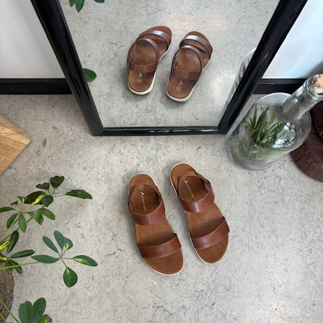 Brun Whistler-sandal med hålfotsstöd och elastisk hälrem