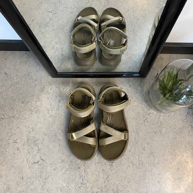 Grön Woden-sandal med bra fotvalvsstöd