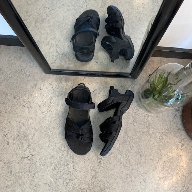 Teva Tirra – smart svart sandal från Teva med bra fotvalvsstöd