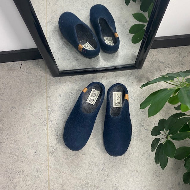 Låga blå ulltofflor med halksäkra sulor från Green Comfort