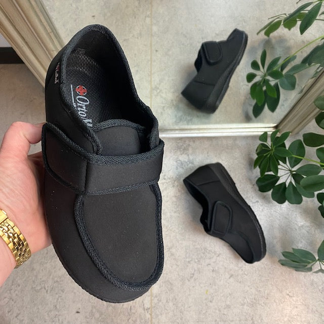 Bred sko med kardborre och extra plats
