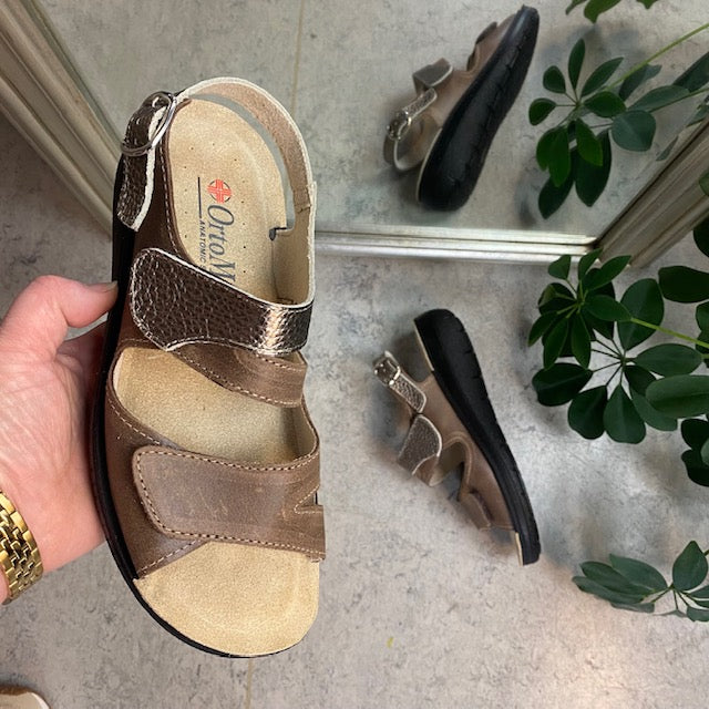 Bred skinnsandal med kardborre