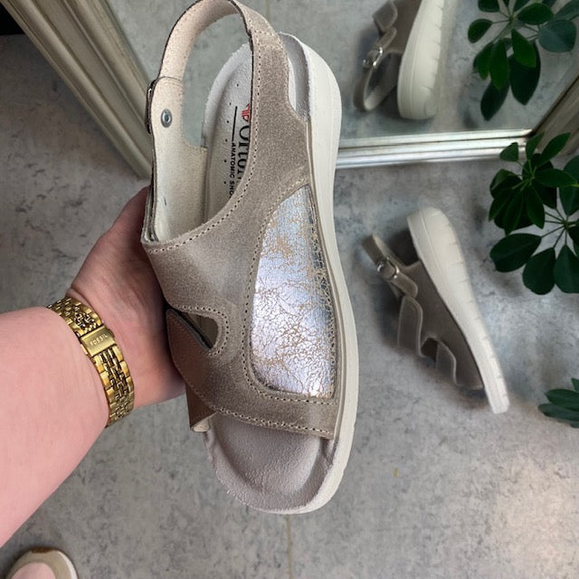 Bred ortopedisk sandal i beige med kardborre, fotvalvsstöd och extra plats för knölar