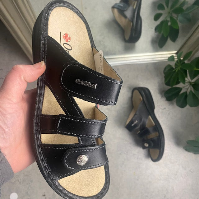 Svart läderslip-on för knölar