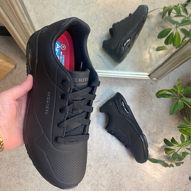 Svarta halkfria arbetsskor från Skechers med ESD