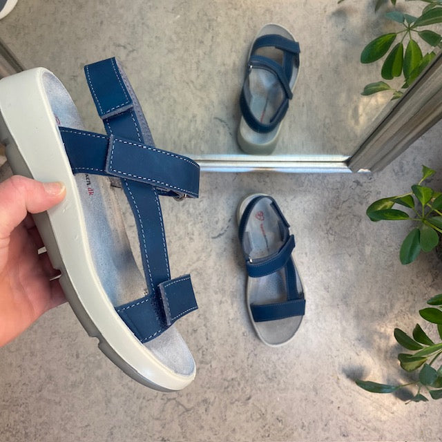 Blå skinnsandal med tre justerbara remmar och fotvalvsstöd
