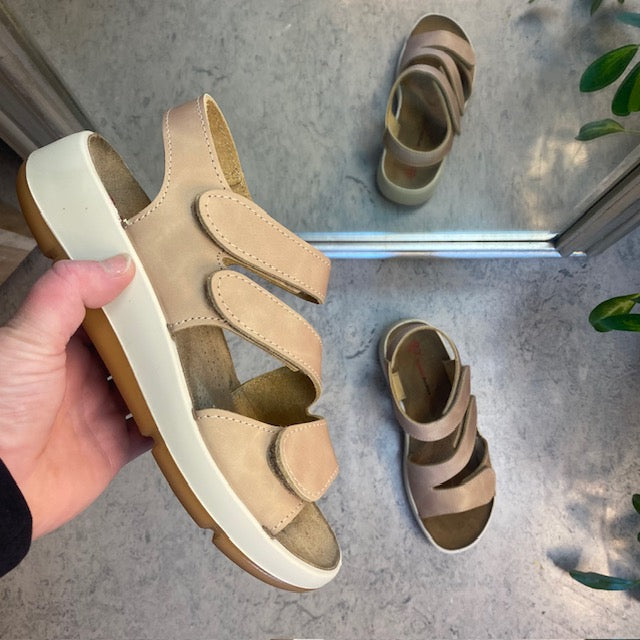 Elegant beige lädersandal med justerbara remmar