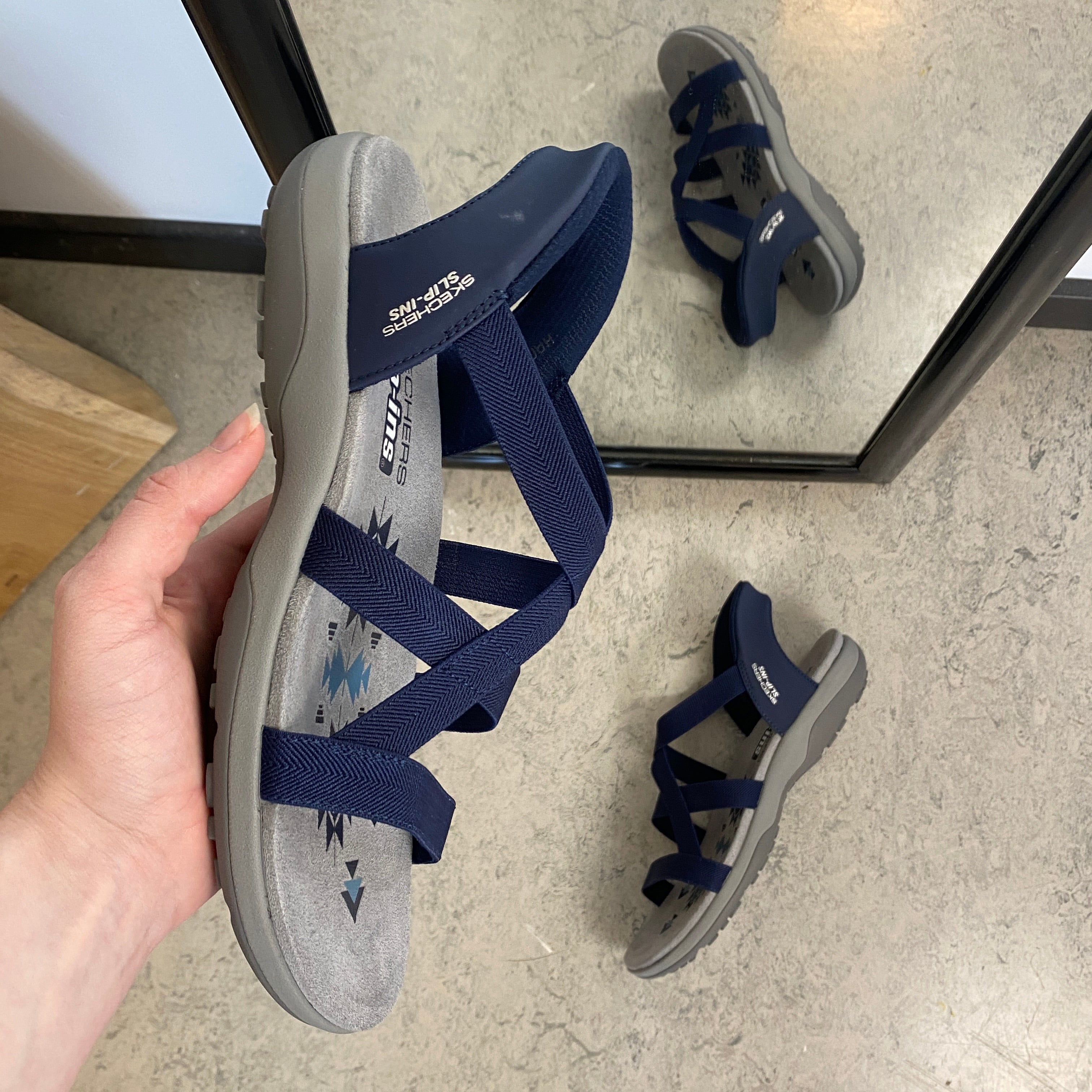Skechers Slip-ins-sandal i navy – lätt, flexibel och bekväm sandal