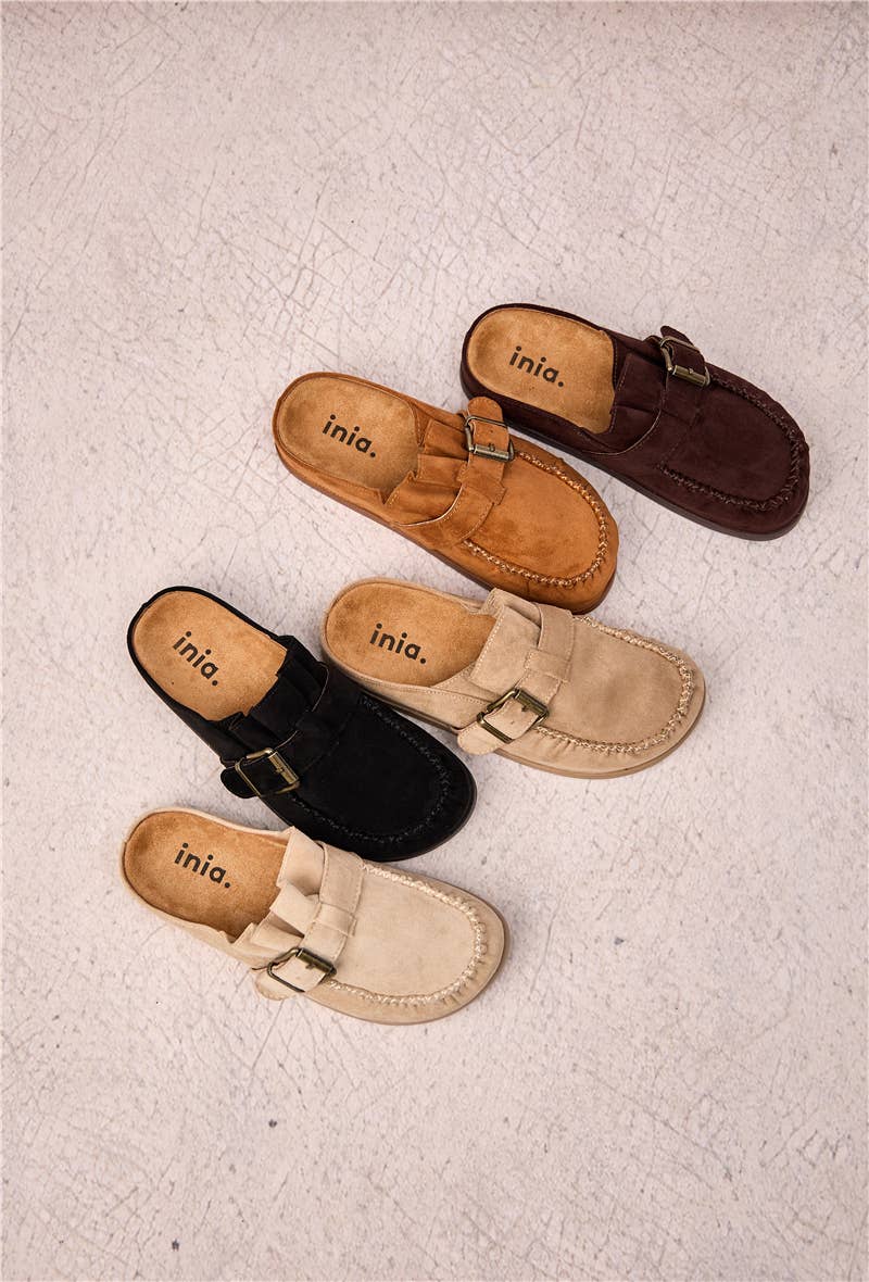Loafer i mocka med spänne och plisserade mockadetaljer i camel