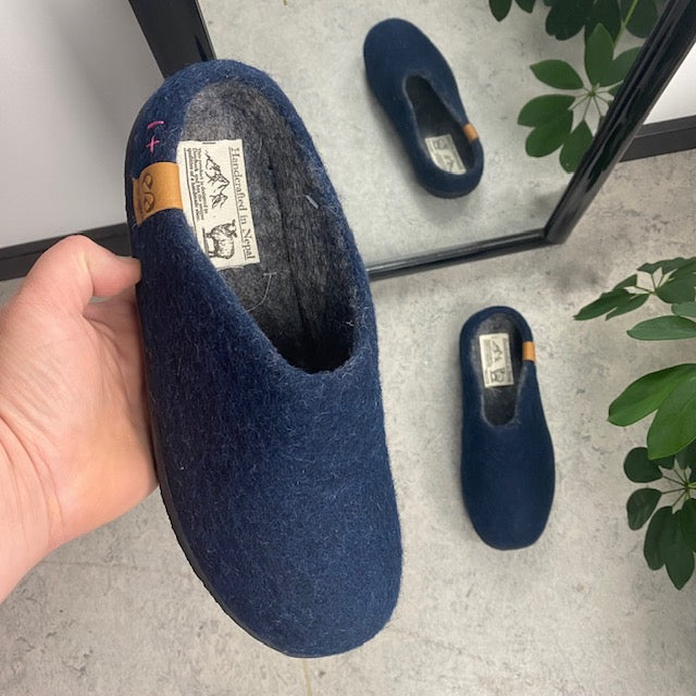 Låga blå ulltofflor med halksäkra sulor från Green Comfort