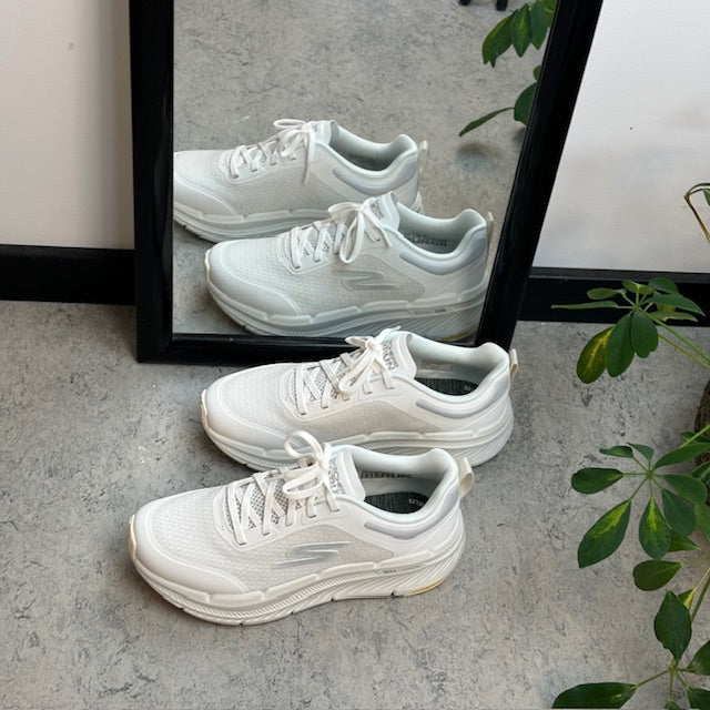 Andningsbar vit MaxCushioning-sko från Skechers
