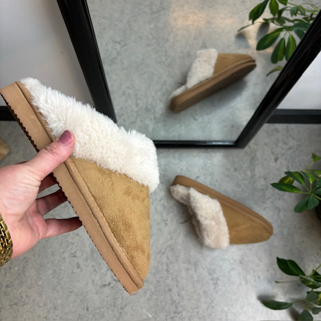 Bruna slip-on-tofflor med bred passform