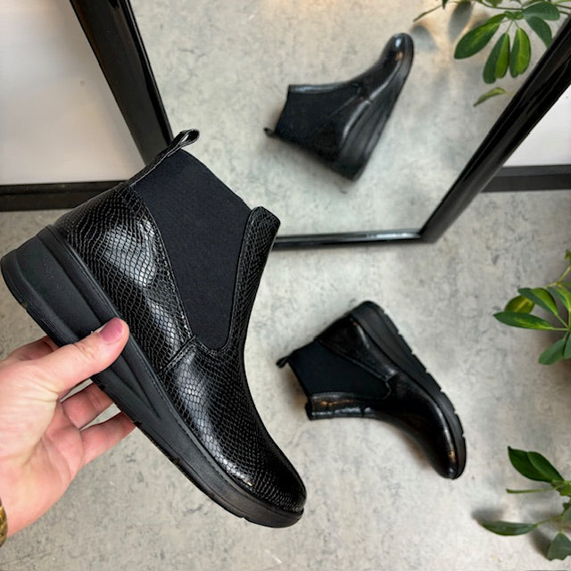 Elegant svart lackstövel med bred elastisk öppning