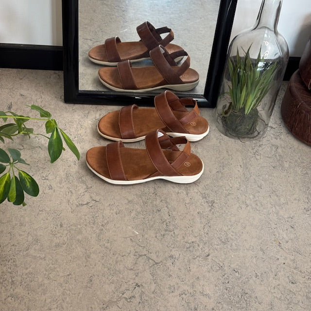 Brun Whistler-sandal med hålfotsstöd och elastisk hälrem