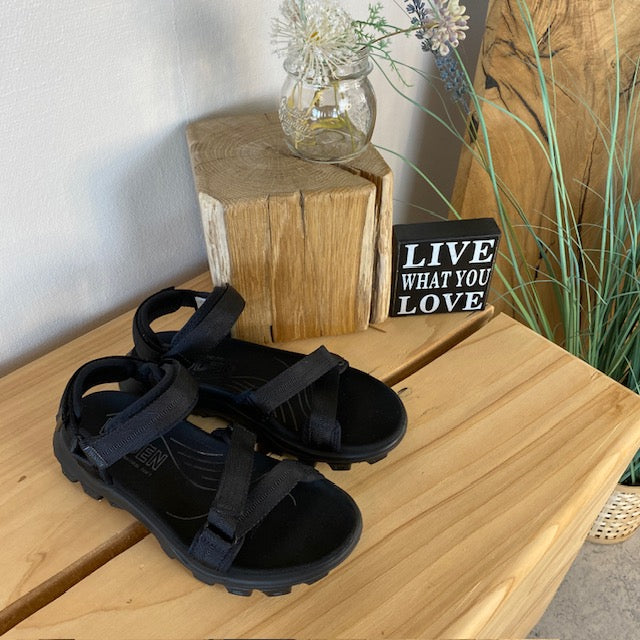 Svart Woden-sandal med bra hålfotsstöd