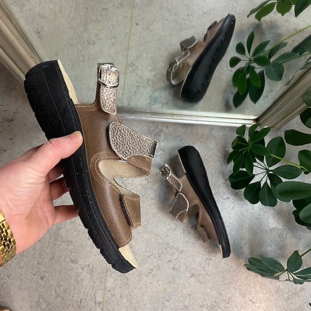 Bred skinnsandal med kardborre