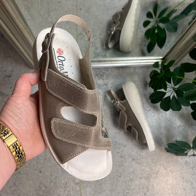 Bred ortopedisk sandal i beige med kardborre, fotvalvsstöd och extra plats för knölar