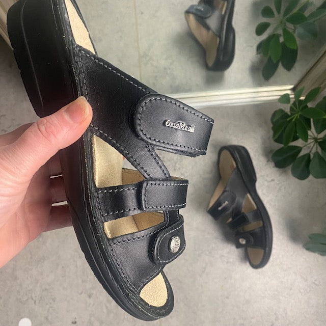 Svart läderslip-on för knölar