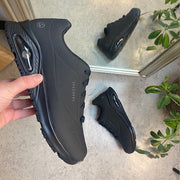 Svarta halkfria arbetsskor från Skechers med ESD
