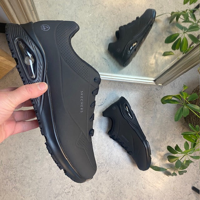 Svarta halkfria arbetsskor från Skechers med ESD