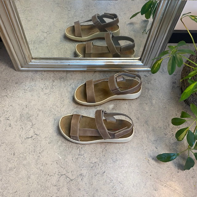 Brun skinnsandal med tre justerbara remmar och hålfotsstöd