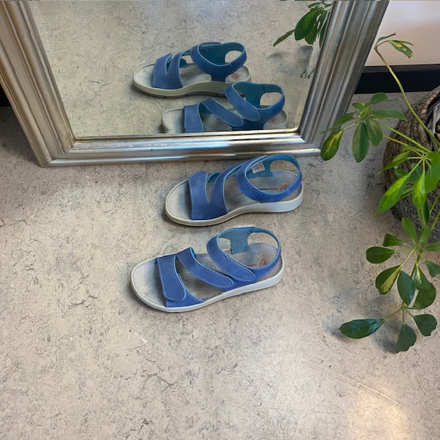 Elegant blå skinnsandal med justerbara remmar