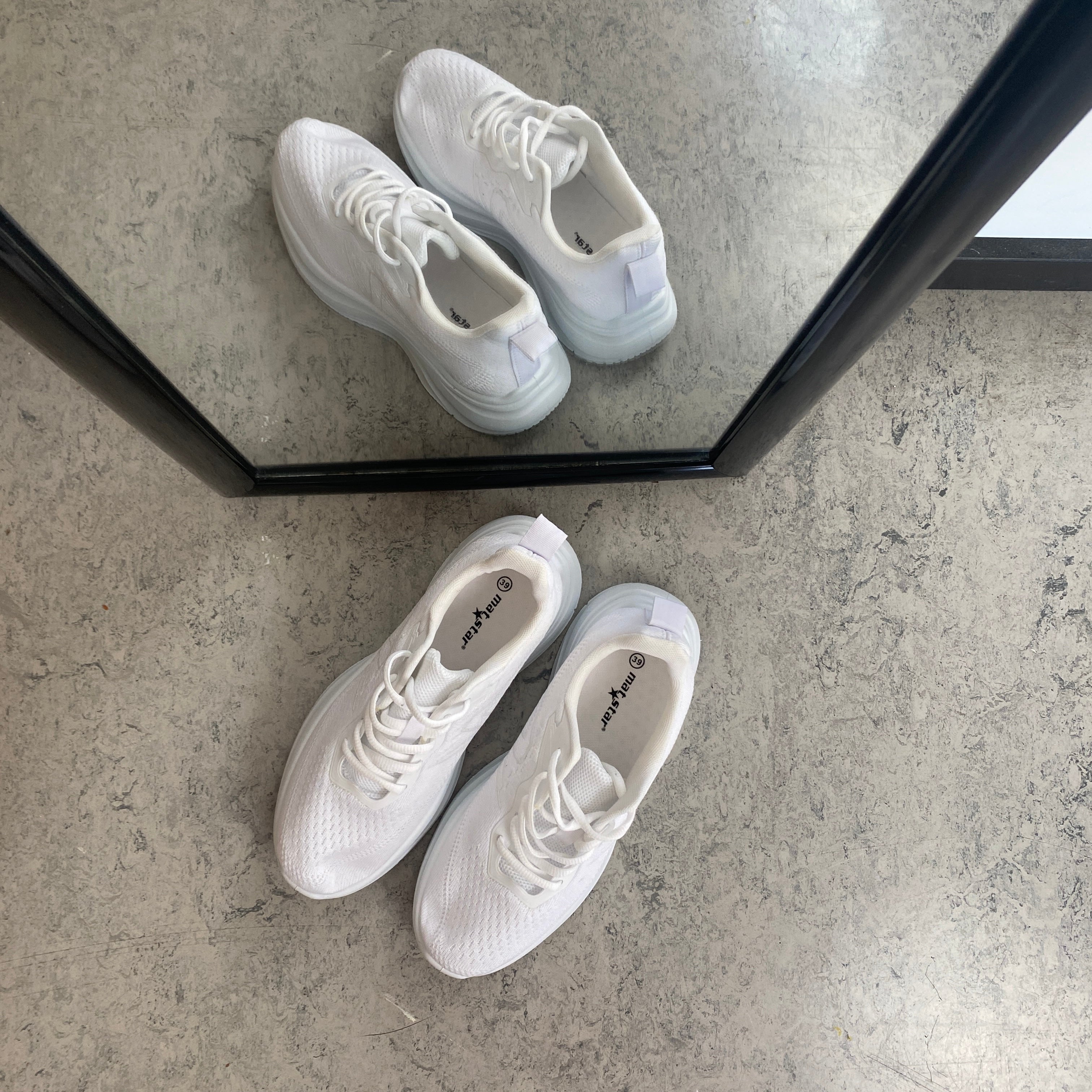 Vit lättvikts-sneaker med stötabsorbering och ventilerande mesh