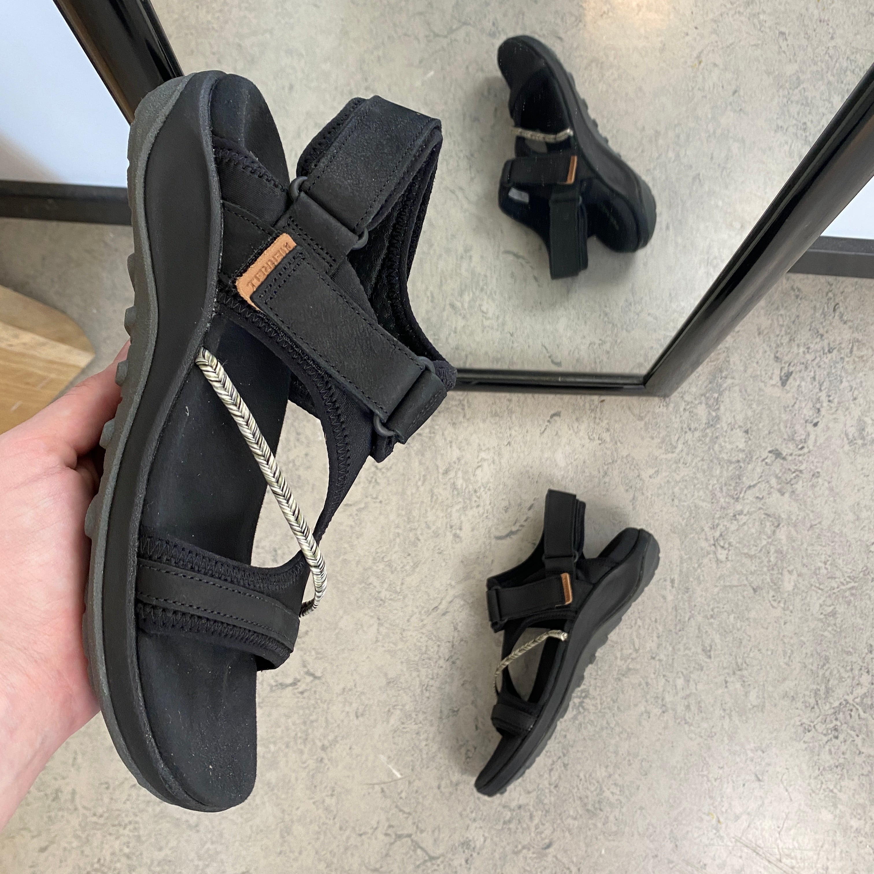 Svart Merrell-sandal – lätt och bekväm sandal med justerbar passform