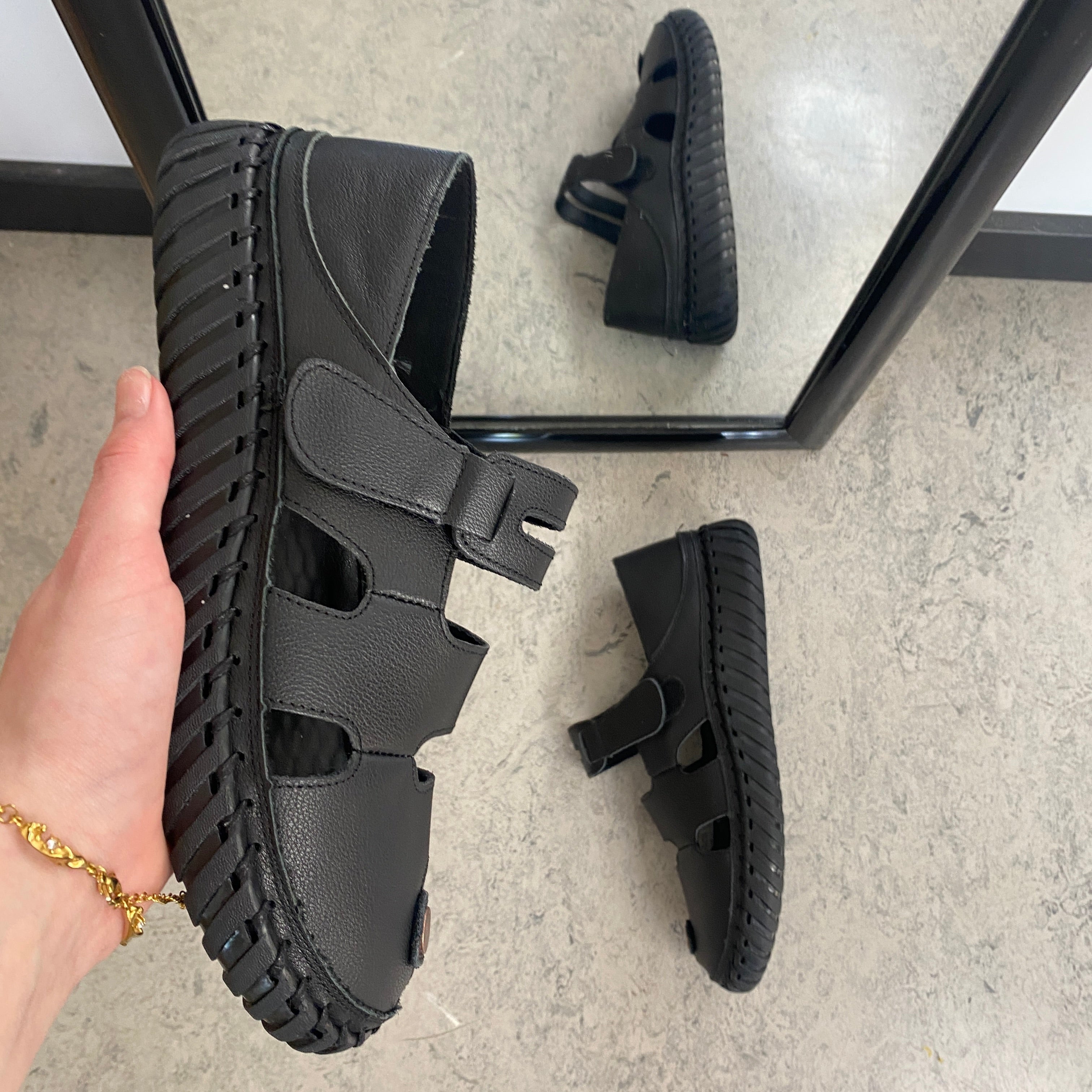 Svart komfortsandal med stängd tå och flexibel sula
