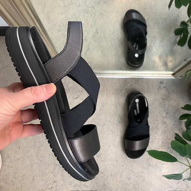 Svart sandal från Remonte med elastiska remmar och avtagbar sula