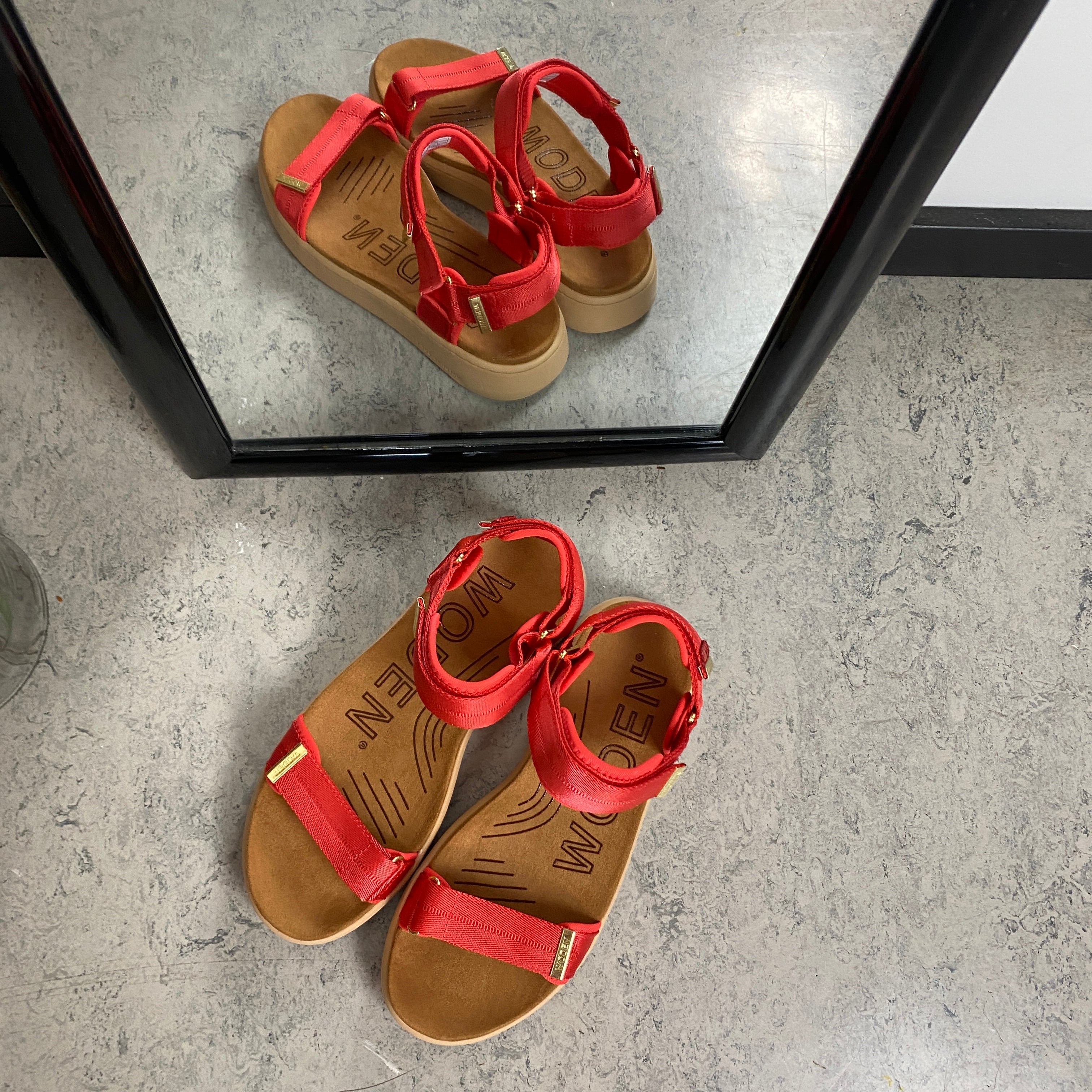 Woden sandal i röd – Lätt komfort med karaktär