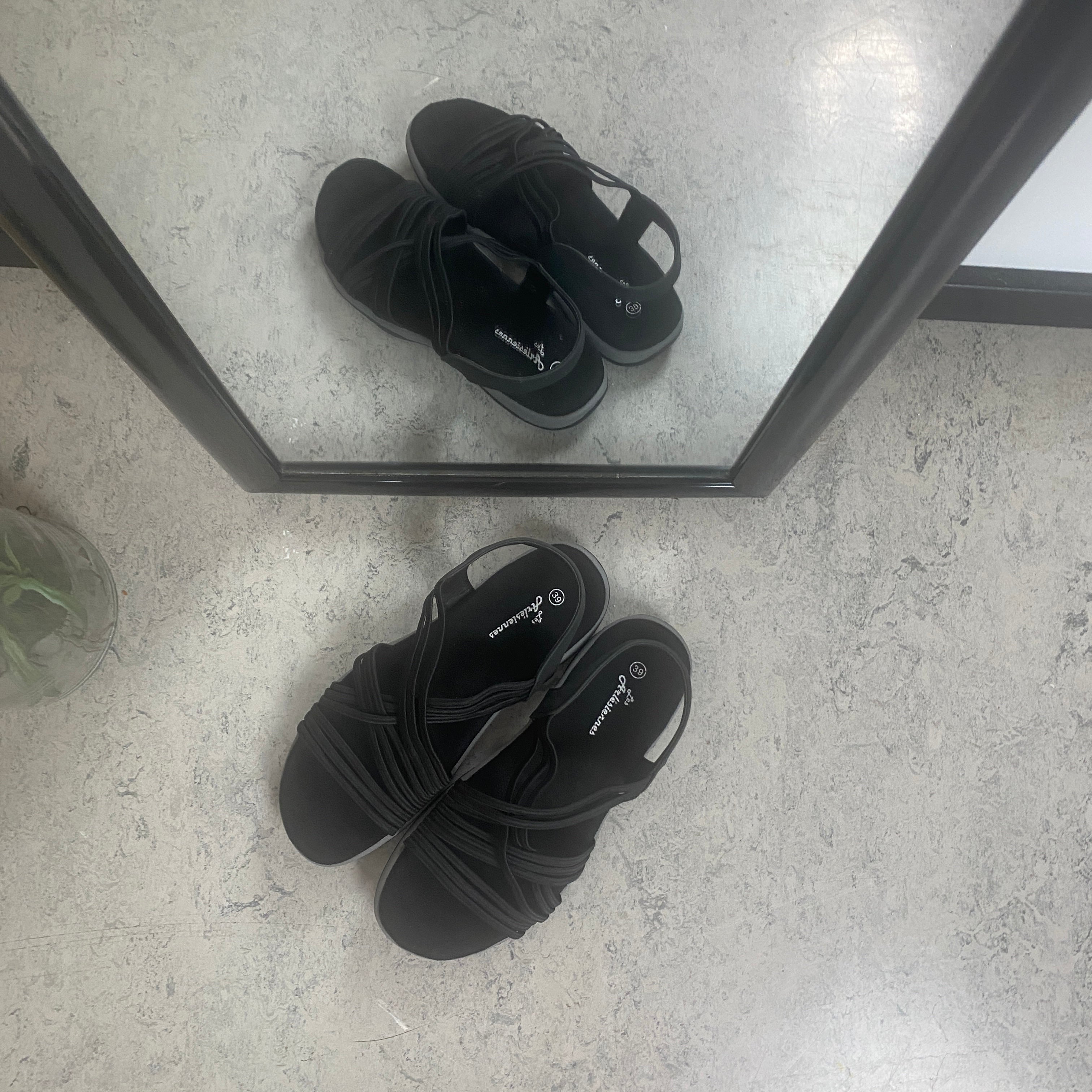 Svart sandal med elastiska remmar – klassisk modell med mjuk skumsula