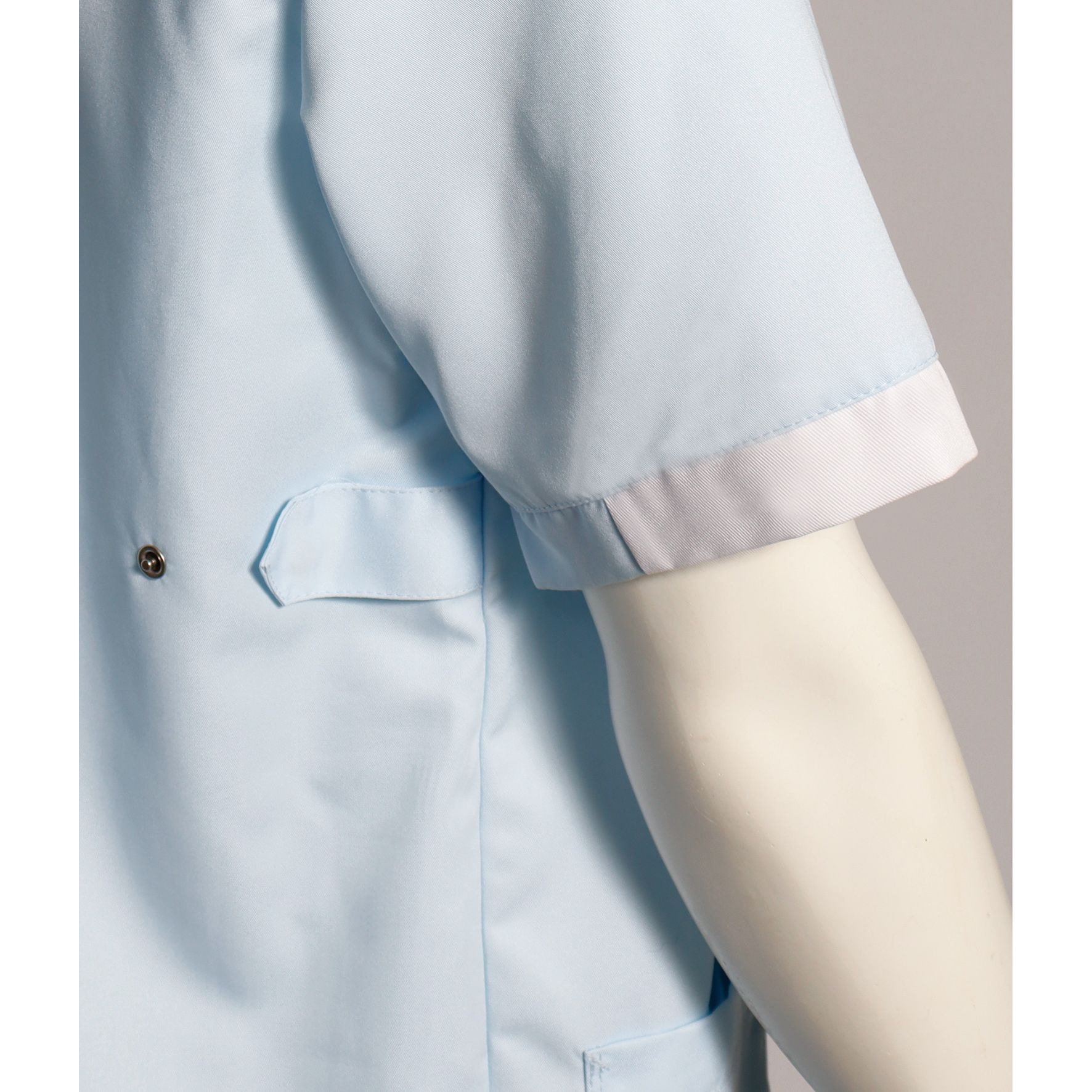 Nybo Nova Premium unisex-tunika, ljusblå/vit/ljusgrön — komfort, slitsar, justerbar