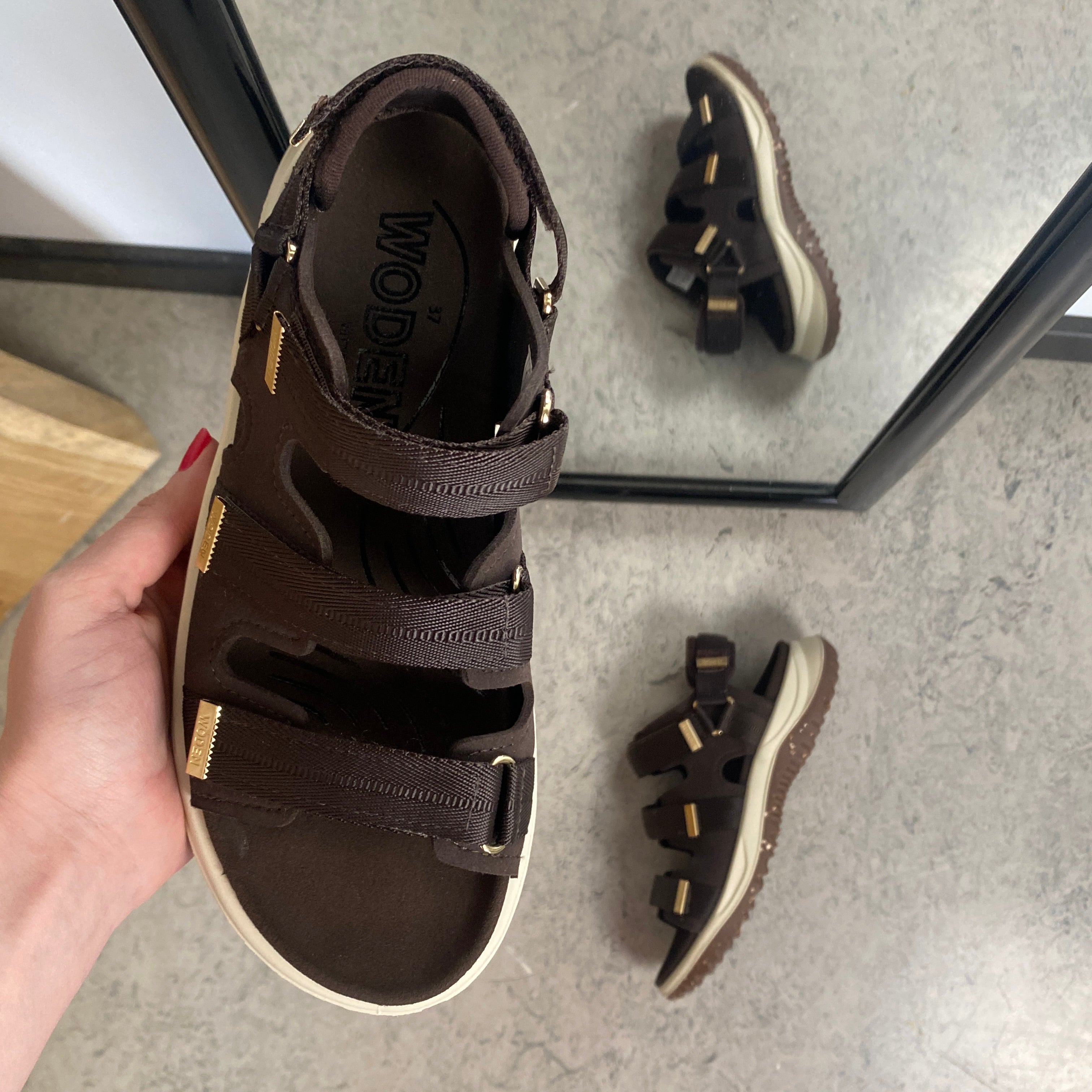 Woden sandal i mörkbrun – stabil komfort & justerbar passform med hälrem