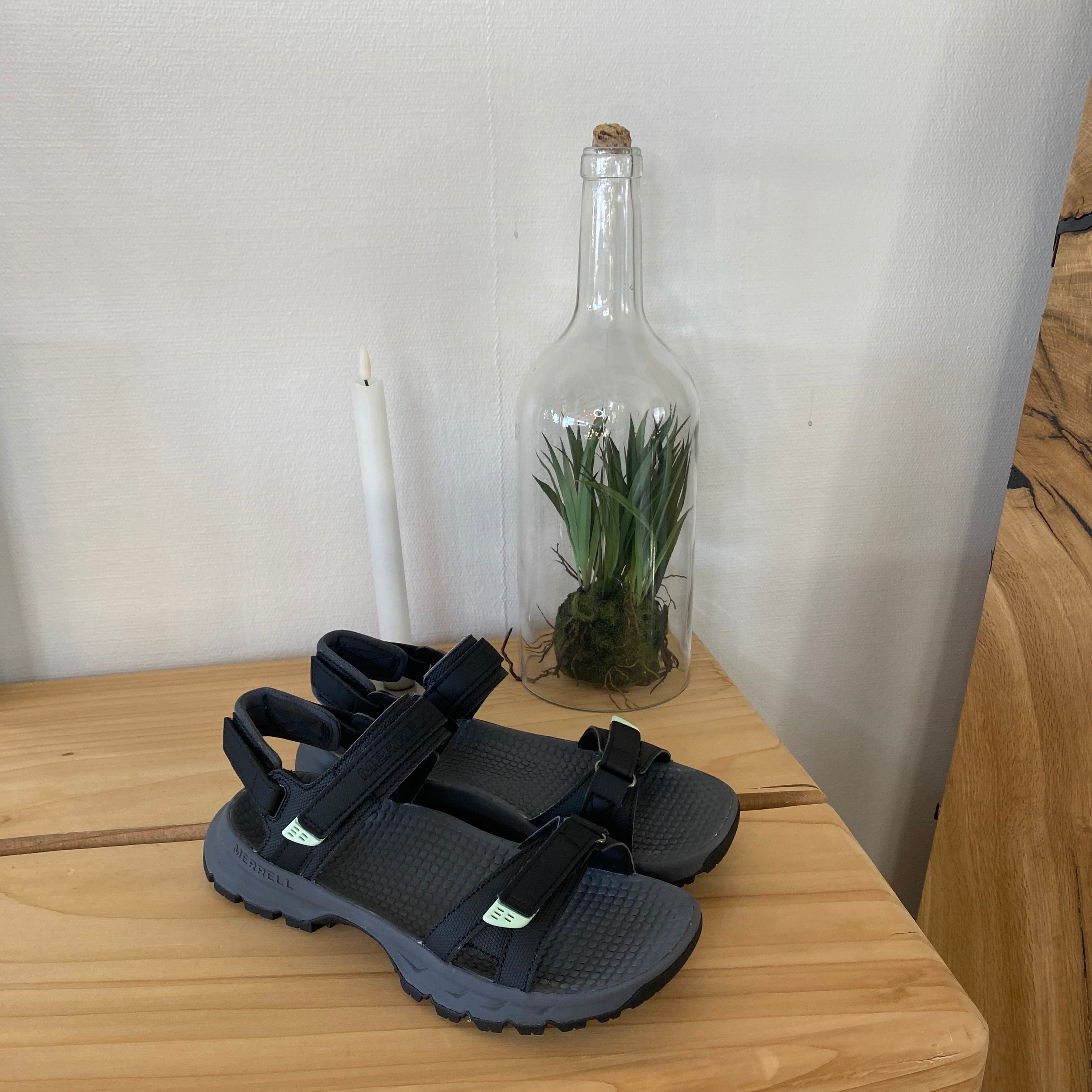 Merrell-sandal med stötupptagande komfort för arbete och aktiv vardag