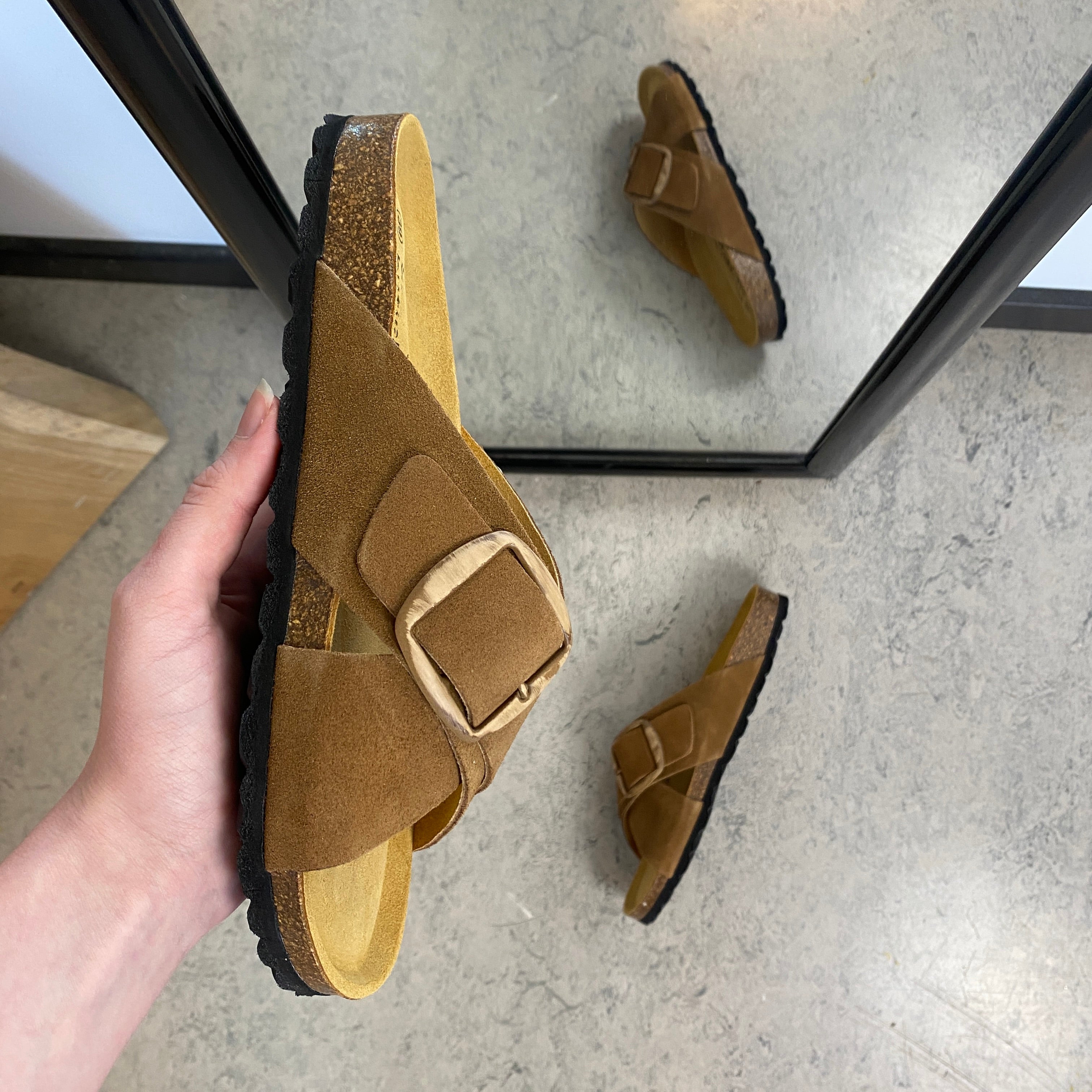 Brun slip-on sandal med dubbel rem – komfortsandal med stöd | SSKbutiken.se