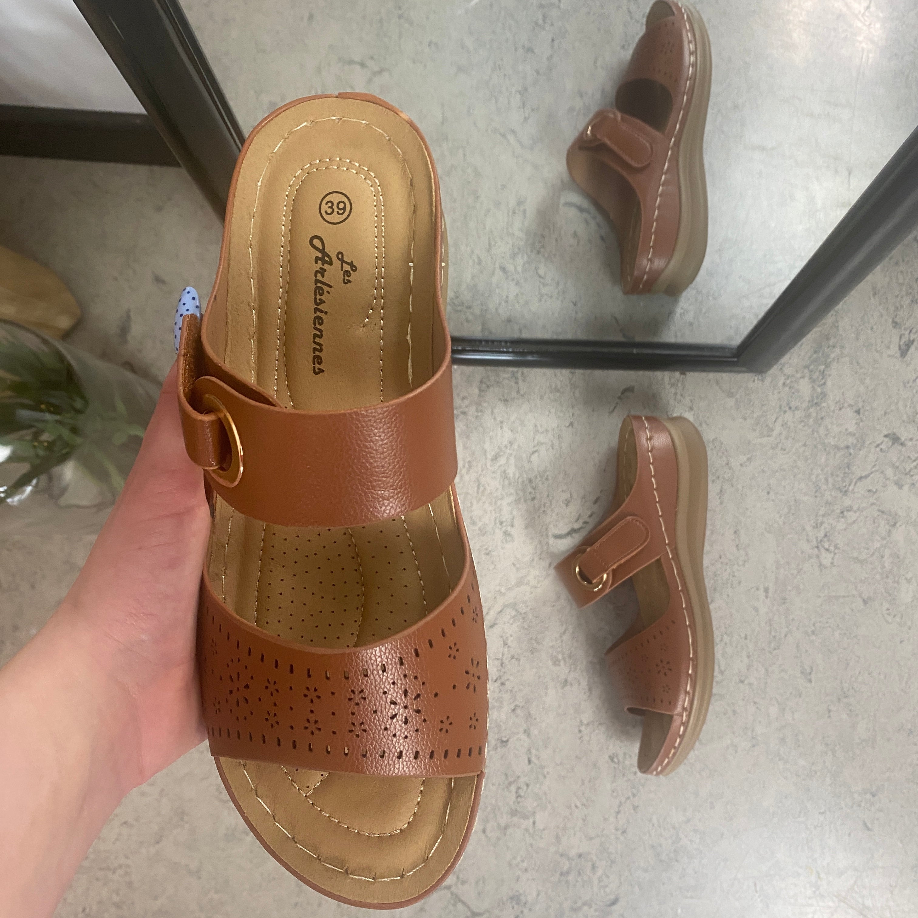 Brun slip-on sandal med kardborrerem – varm ton & feminin silhuett