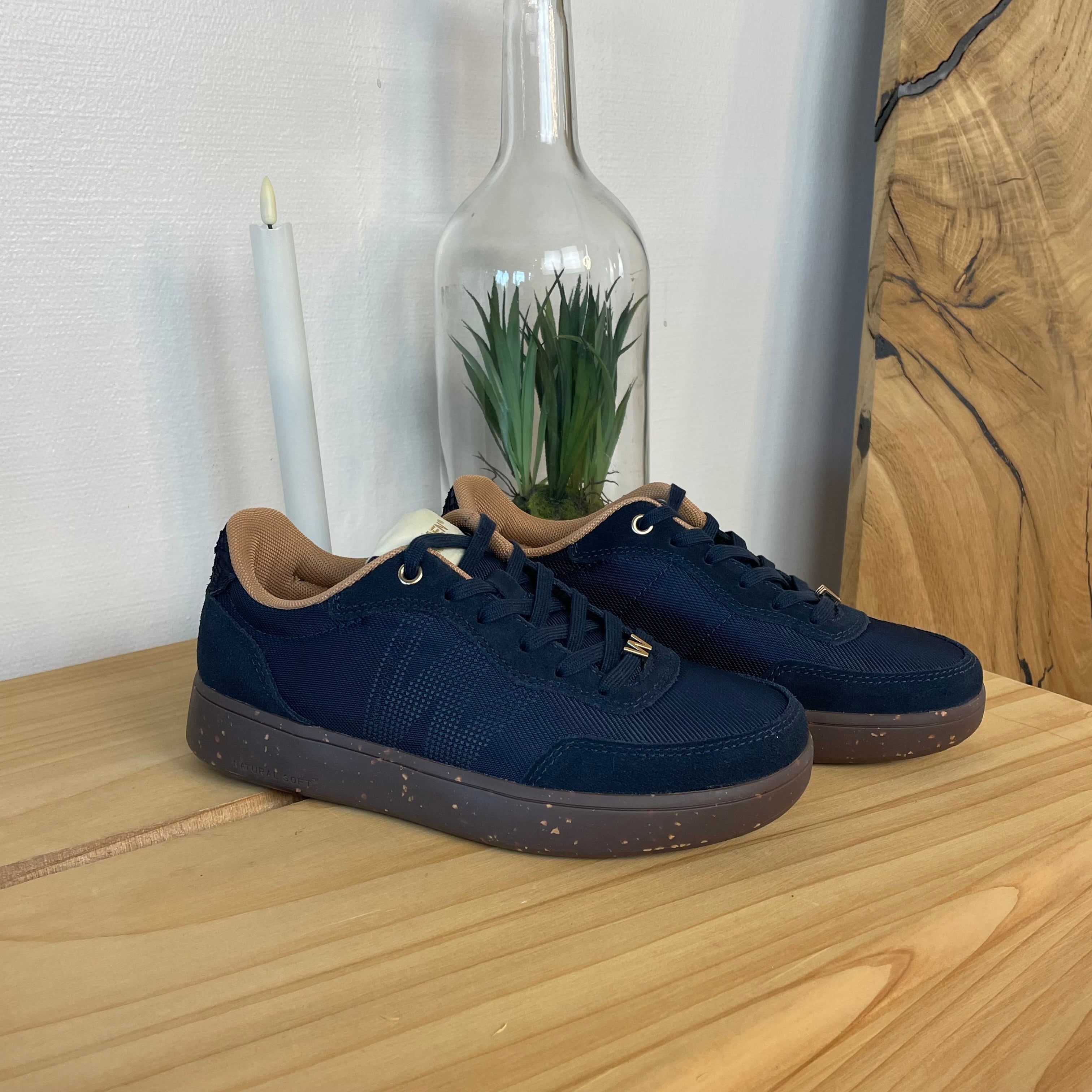 Woden Line Sneak – navy sneaker med gulddetaljer och mjuk komfort