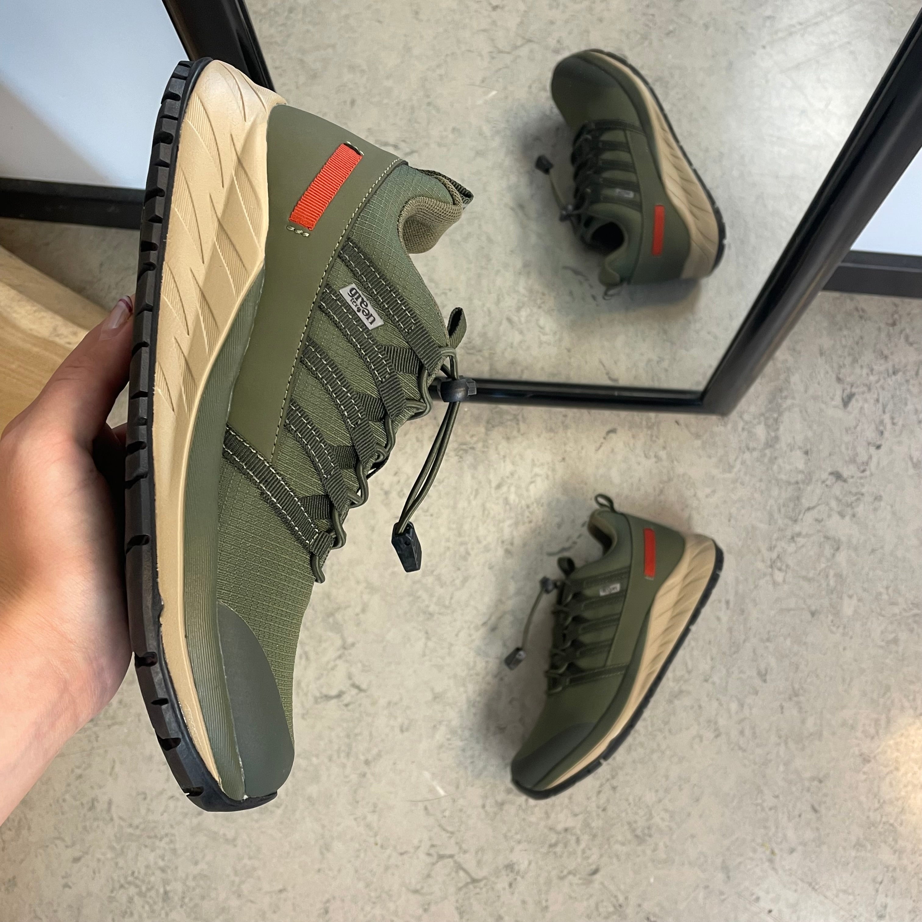 Green Comfort Path Pipi – olivgrön outdoor-sneaker med H-läst & hålfotsstöd