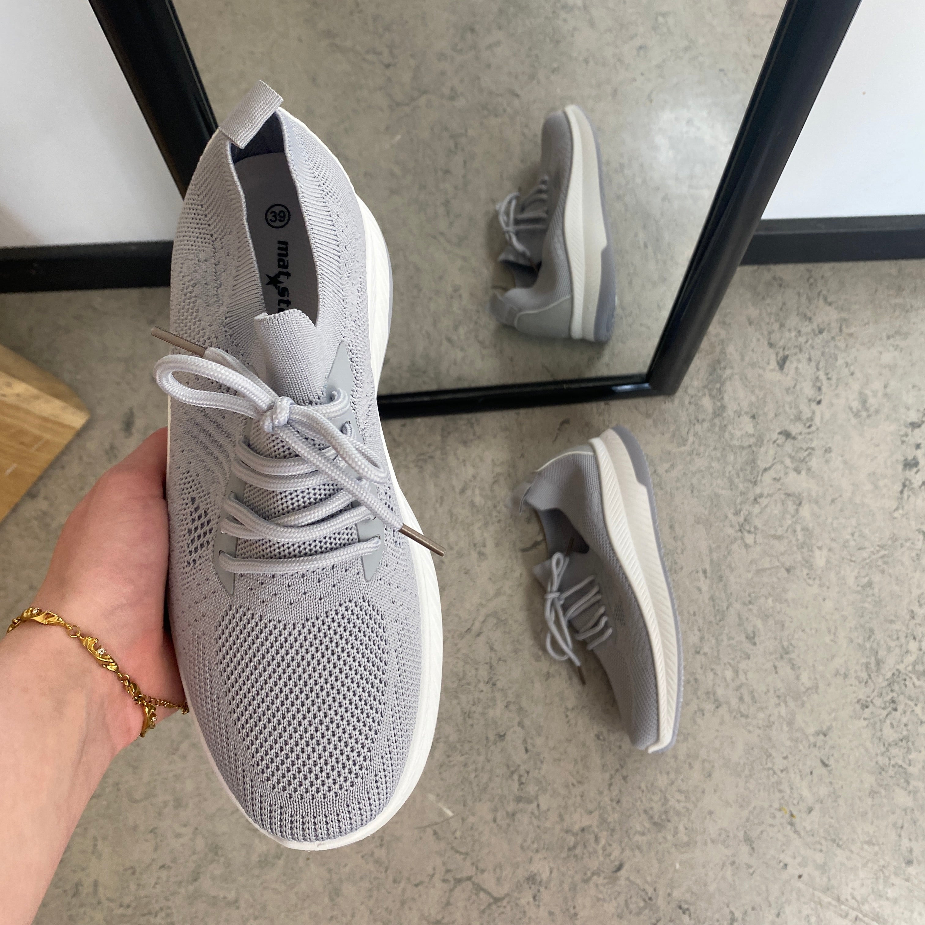 Grå slip-on lättviktsneaker i andningsbart stickat
