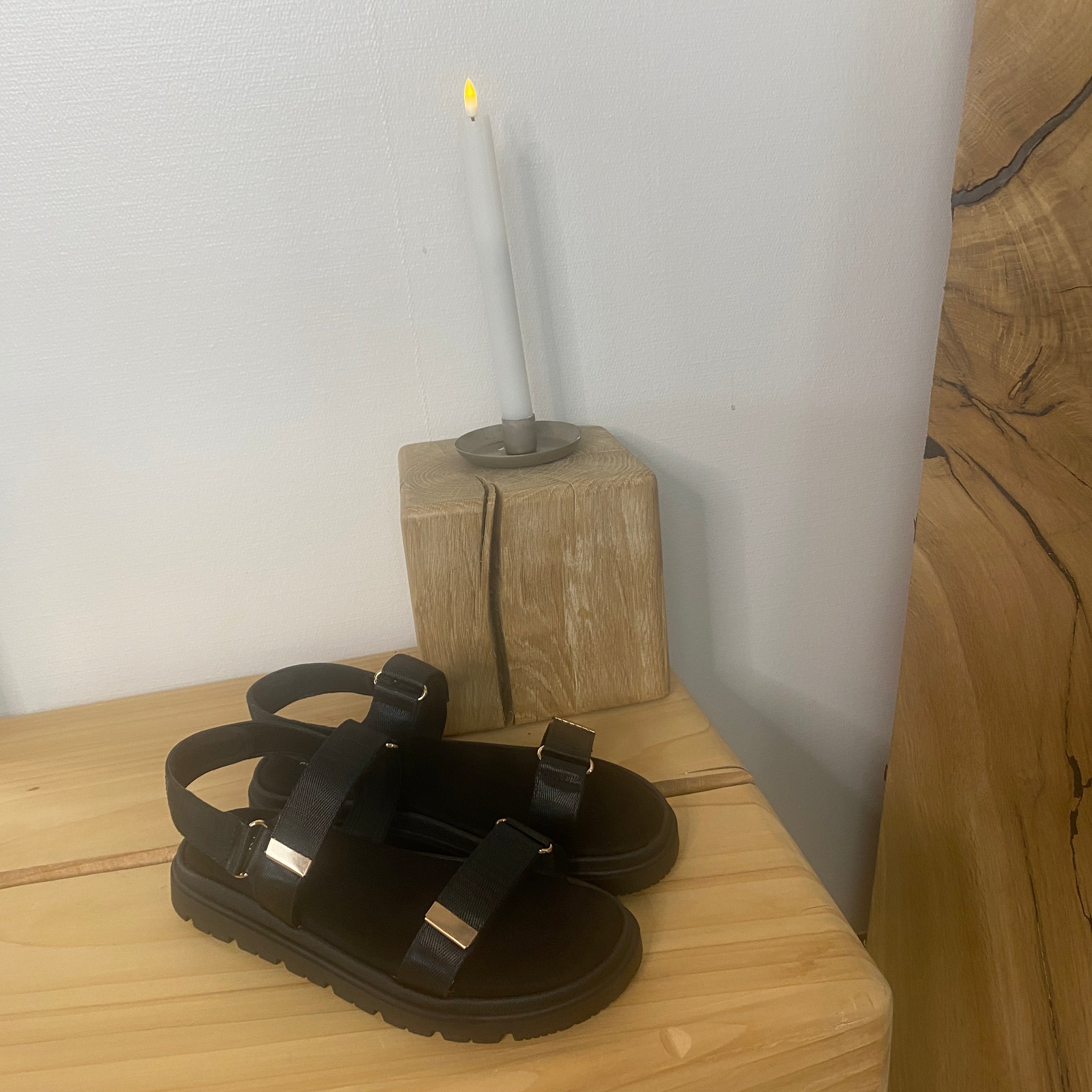 Svart sandal med justerbara remmar och bekväm sula