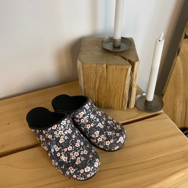 Sanita toffelträskor med svartvitt blommönster