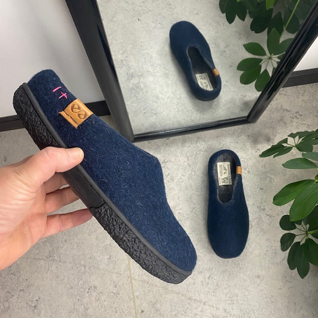 Låga blå ulltofflor med halksäkra sulor från Green Comfort