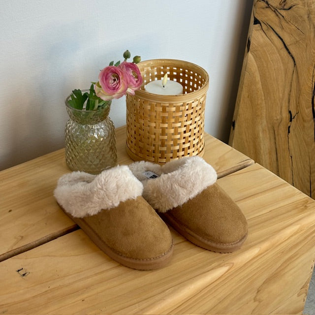 Bruna slip-on-tofflor med bred passform