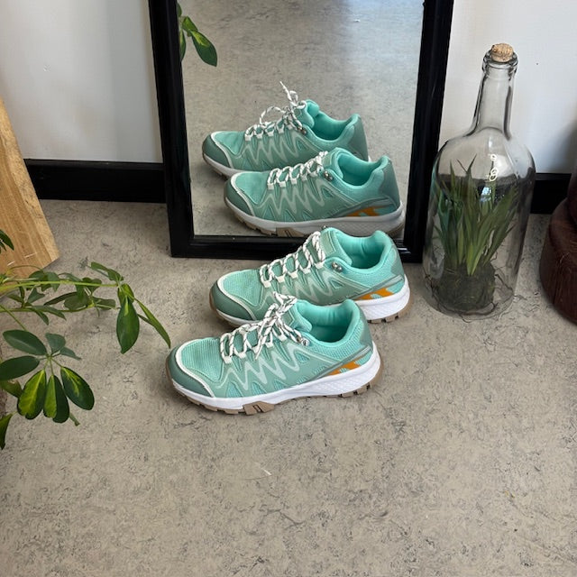 Grön sko med andningsbar ovandel och fina detaljer