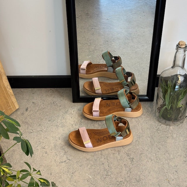Smart multifärgad sandal från Woden